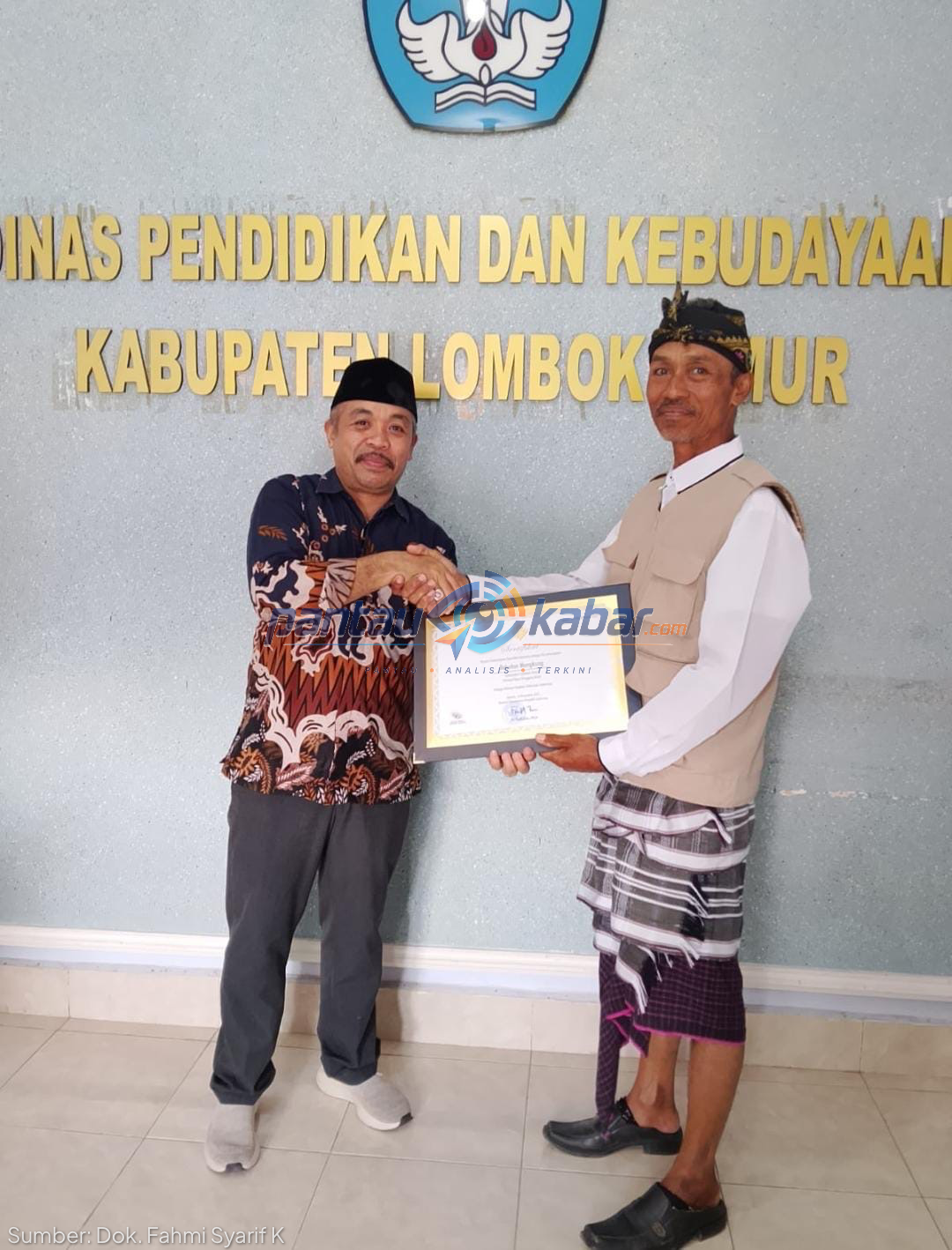 Proses penyerahan sertifikat kepada pewaris Bubus Mangkung yakni, Abdul Kholiq oleh Dinas Pendidikan dan Kebudayaan Lombok Timur Proses penyerahan sertifikat kepada pewaris Bubus Mangkung yakni, Abdul Kholiq oleh Dinas Pendidikan dan Kebudayaan Lombok Timur