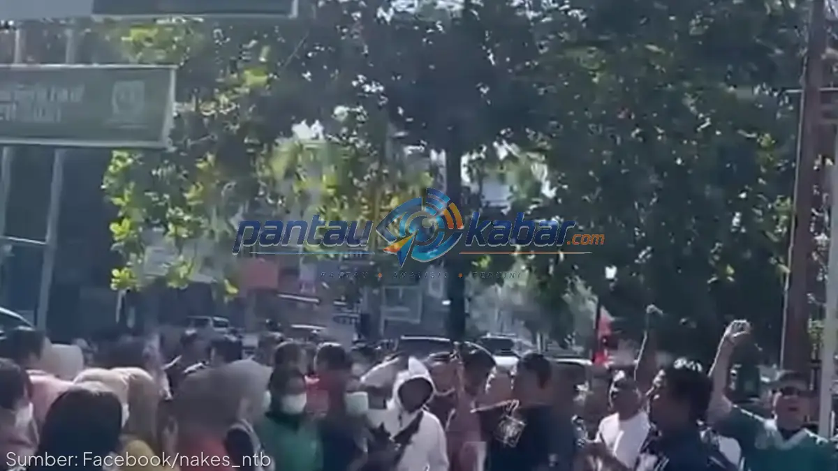 Tenaga kesehatan dan karyawan gelar aksi unjuk rasa di RS Risa Sentra Medika Mataram Tenaga kesehatan dan karyawan gelar aksi unjuk rasa di RS Risa Sentra Medika Mataram