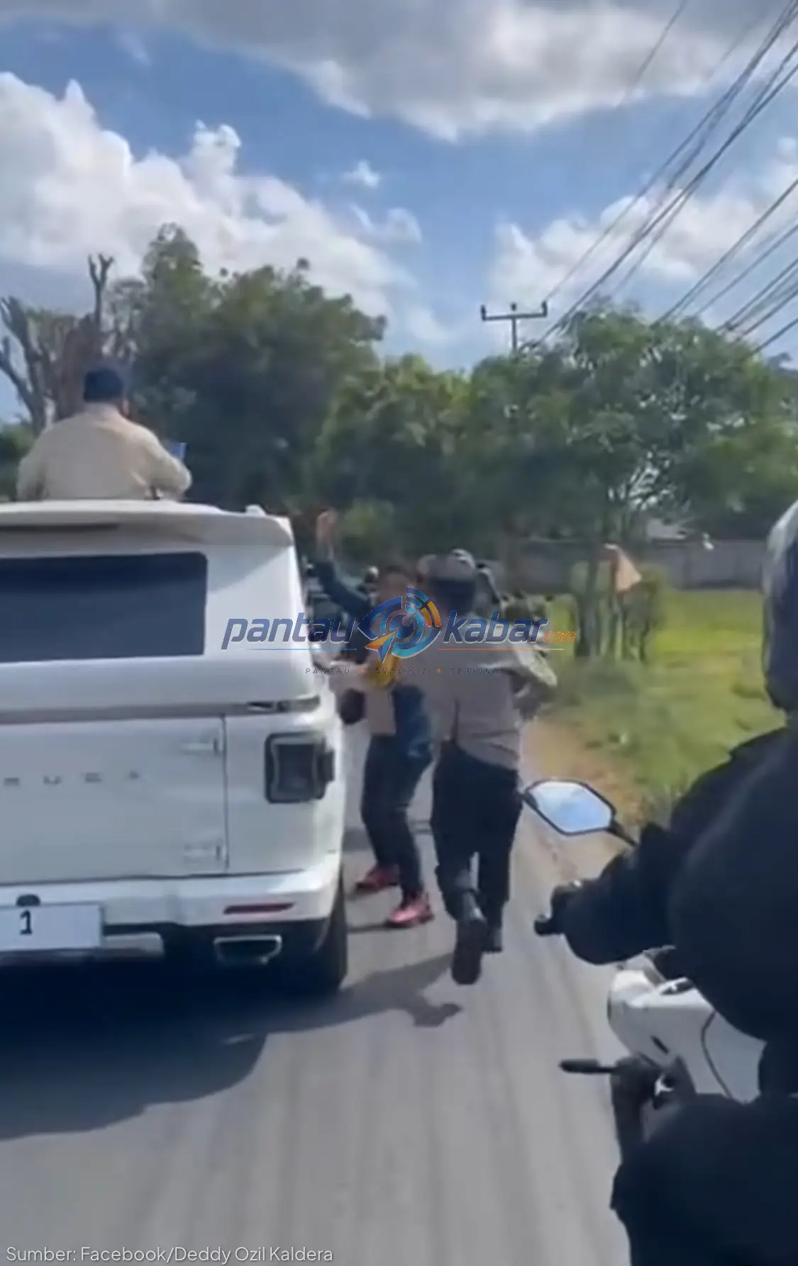 Mahasiswa Unram Hadang Mobil Presiden Prabowo di NTB, Sampaikan Tuntutan Evaluasi Kebijakan Mahasiswa Unram Hadang Mobil Presiden Prabowo di NTB, Sampaikan Tuntutan Evaluasi Kebijakan