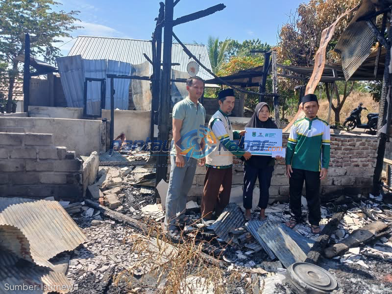 Baznas KLU menyerahkan bantuan pasca kebakaran Baznas KLU menyerahkan bantuan pasca kebakaran
