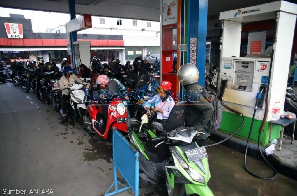 Sejumlah pengendara sepeda motor mengantre untuk membeli BBM bersubsidi jenis Pertalite di salah satu SPBU di Kota Medan, Sumatera Utara, Indonesia Sejumlah pengendara sepeda motor mengantre untuk membeli BBM bersubsidi jenis Pertalite di salah satu SPBU di Kota Medan, Sumatera Utara, Indonesia