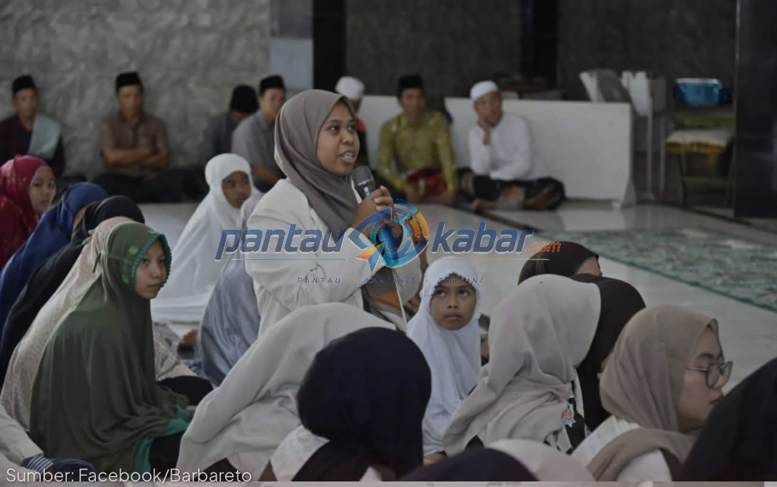 Mahasiswa KKN di Kecamatan Pujut saat menyampaikan aspirasi depan Gubernur NTB Mahasiswa KKN di Kecamatan Pujut saat menyampaikan aspirasi depan Gubernur NTB