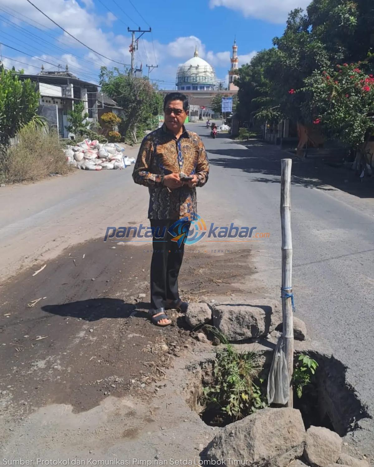 Bupati Lotim Turun Langsung Cek Jalan Berlubang di Lenek Baru, Minta PUPR Segera Tangani Bupati Lotim Turun Langsung Cek Jalan Berlubang di Lenek Baru, Minta PUPR Segera Tangani