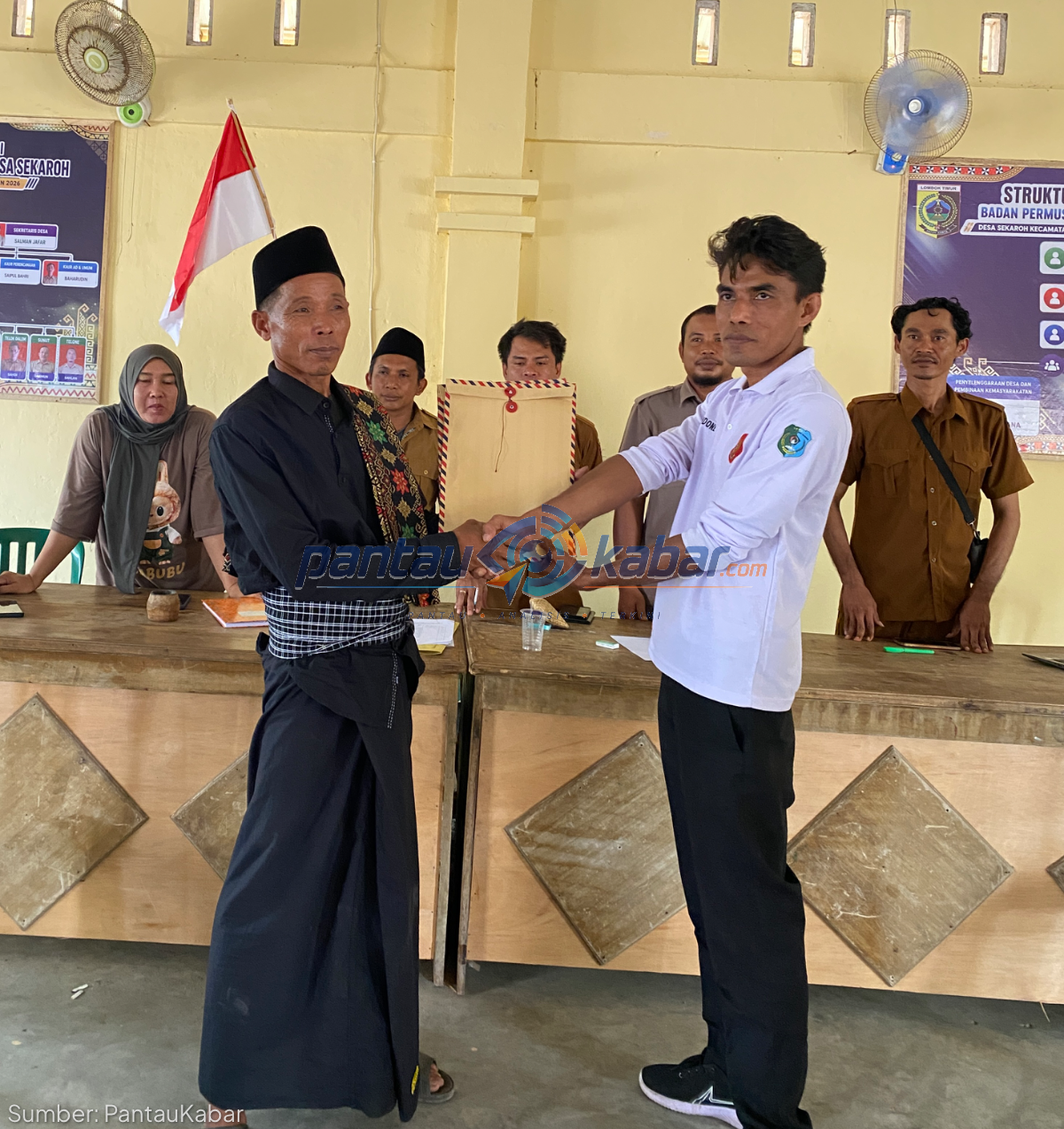 Muhammad Sa’id Usung Perubahan untuk Kemajuan Desa Sekaroh, Prioritaskan Aspirasi Masyarakat . Dok. Pada saat proses penyerahan berkas pendaftaran. Muhammad Sa’id Usung Perubahan untuk Kemajuan Desa Sekaroh, Prioritaskan Aspirasi Masyarakat . Dok. Pada saat proses penyerahan berkas pendaftaran.