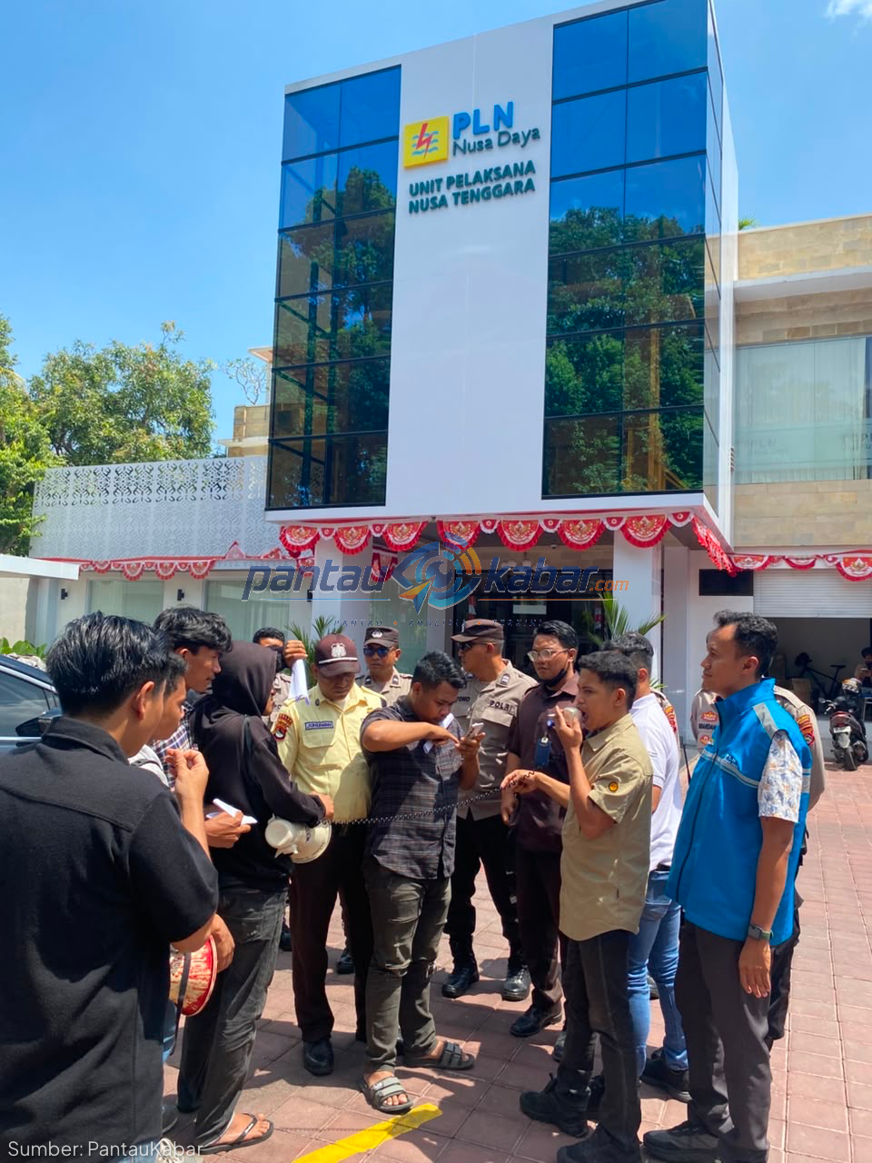 Barisan Aspirasi Rakyat (BARA NTB) Gelar Aksi Demonstrasi Jilid Dua Soroti Bobroknya Manajemen PT PLN Nusa Daya NTB Barisan Aspirasi Rakyat (BARA NTB) Gelar Aksi Demonstrasi Jilid Dua Soroti Bobroknya Manajemen PT PLN Nusa Daya NTB