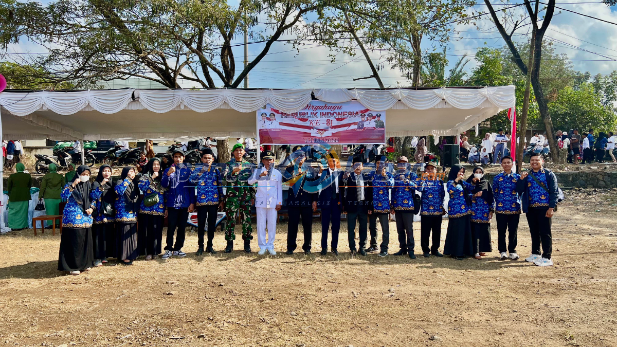 Guru SMP IT Wakan Bersama Camat dan Kepala UPTD Jerowaru Ikuti Apel HUT ke-81 RI Guru SMP IT Wakan bersama Camat dan Kepala UPTD Jerowaru berfoto bersama usai mengikuti apel peringatan HUT ke-81 Kemerdekaan Republik Indonesia di Lapangan Jerowaru, Desa Jerowaru, Lombok Timur.
