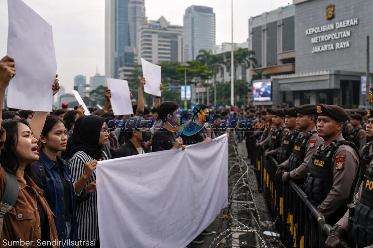 Demo Butuh Izin? Simak Penjelasan Hukum dan Prosedurnya Ilustrasi aksi demonstrasi damai di Jakarta dengan peserta membawa poster kosong dan aparat kepolisian berjaga dalam suasana tertib sesuai prosedur hukum.